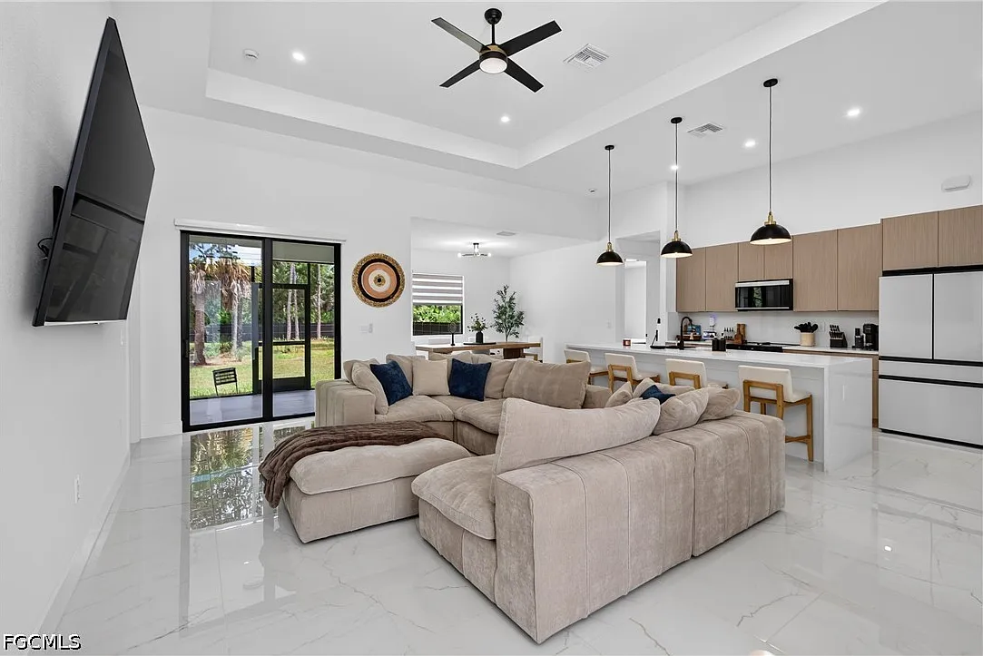 3 bed, 2.0 bath, 1813 sqft, $2,900 — Photo 3