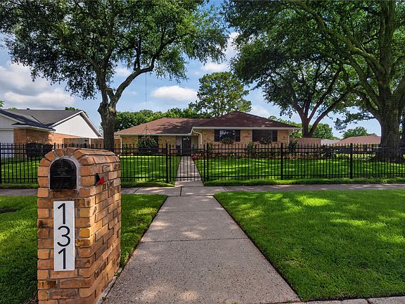 2nd image of 131 Fountainbleu Dr