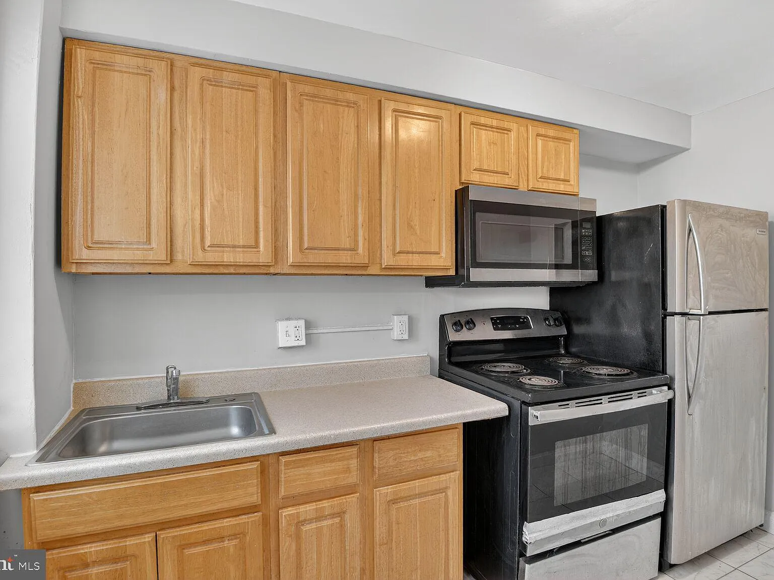 3 bed, 1.0 bath, 900 sqft, $1,900 — Photo 4