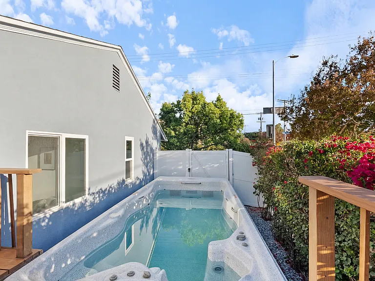 17453 Burbank Blvd — Photo 16