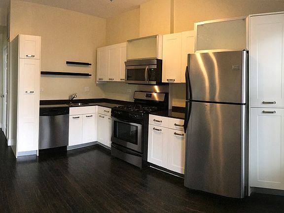 3rd image of 925 N Mozart St APT 1R