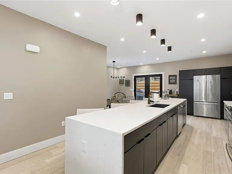 240 E Jefferson St — Photo 18