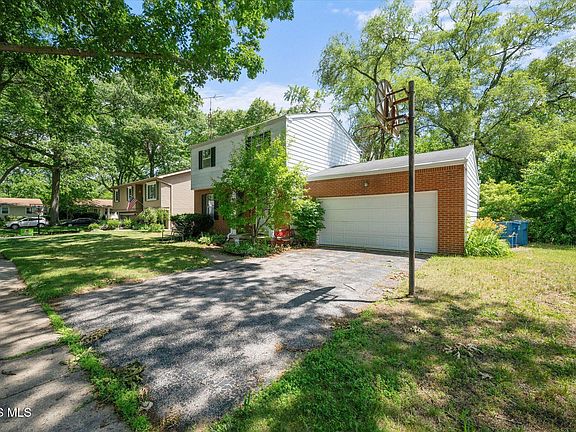 3rd image of 5722 Centerview Dr