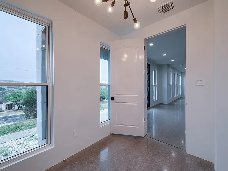 714 Misty Water Ln — Photo 10