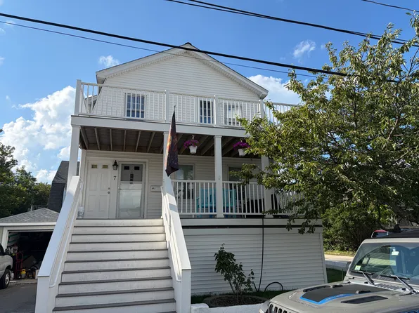 7 Malta St Floor 3, Hull, MA 02045
