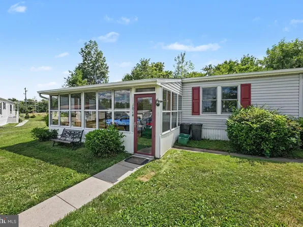 1014 Cherrywood Ct, North Wales, PA 19454