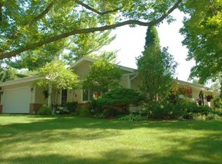 W291N8278 Parkview Ln, Hartland, WI 53029