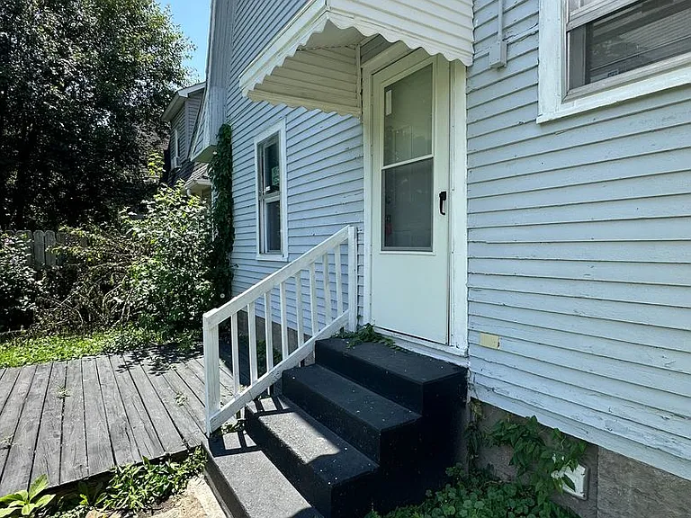 523 Nicholas St — Photo 2