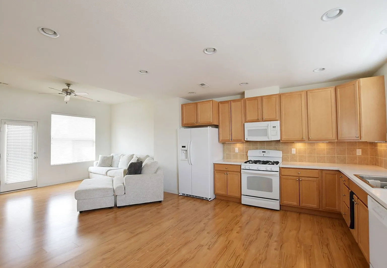 2 bed, 2.5 bath, 1370 sqft, $2,795 — Photo 3