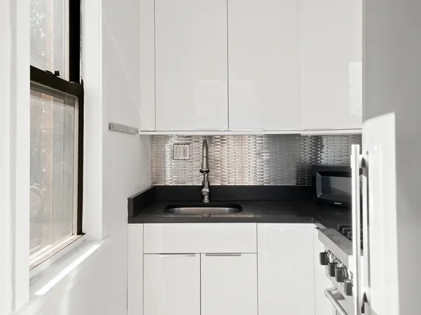 310 West 56th Street image 4 of 6