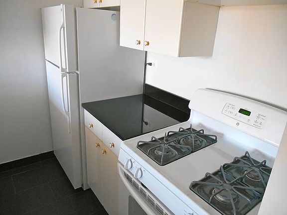 5th image of 200 E 72nd St APT 32L