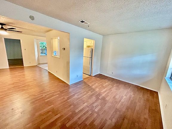 5th image of 901 Emerald Wood Dr