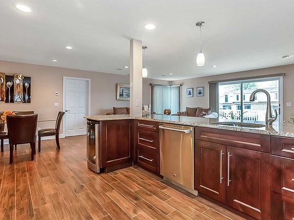 5th image of 844 E Bay Dr