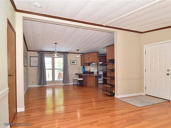 4th image of 83 Holiday Ct