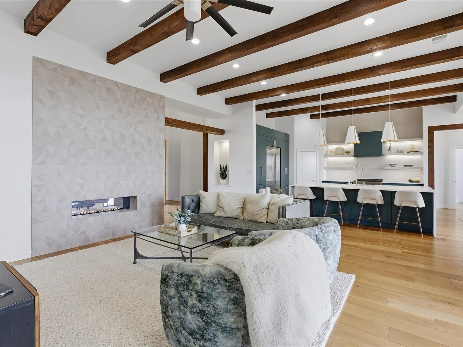 4 bed, 3.5 bath, 3633 sqft, $9,500 — Photo 4