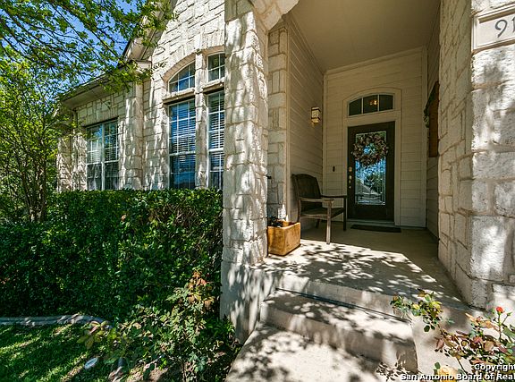 3rd image of 915 Treaty Oak