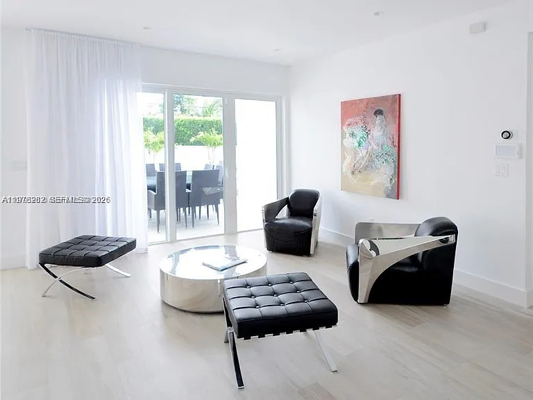 880 N Venetian Dr — Photo 6