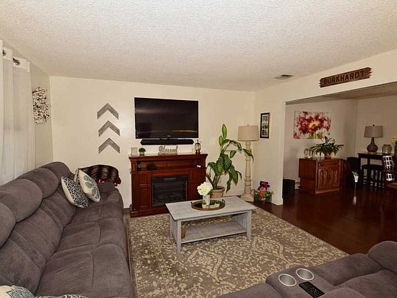 5th image of 27 Robin Ln