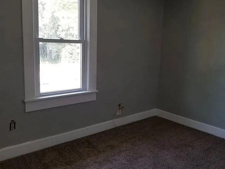 601 E University St — Photo 5