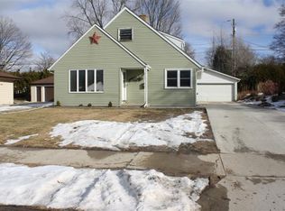 1202 Orchard Dr, Manitowoc, WI 54220