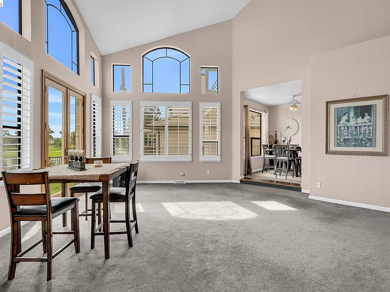 5640 Edgeview Dr — Photo 8