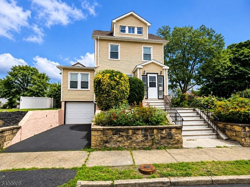 1st image of 1038 Fairview Pl