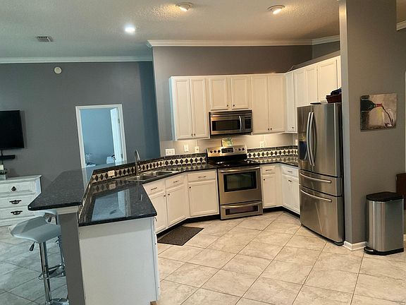 Large eat-in kitchen, granite counter tops & breakfast bar