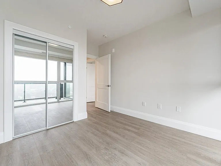 460 Columbia St W — Photo 87