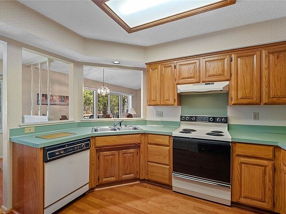 3rd image of 5 Mansfield Dr