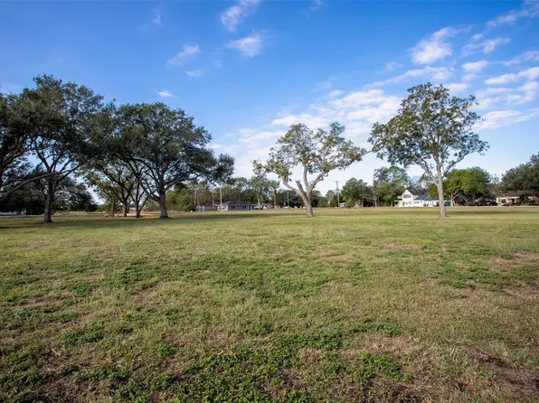 1310 N Wharton St, El Campo, TX 77437