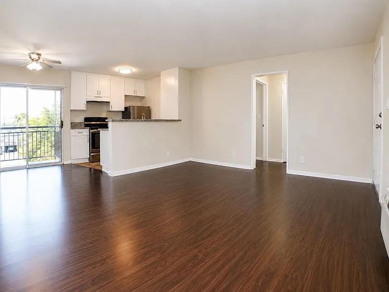 Reseda Gardens Apartments — Photo 6