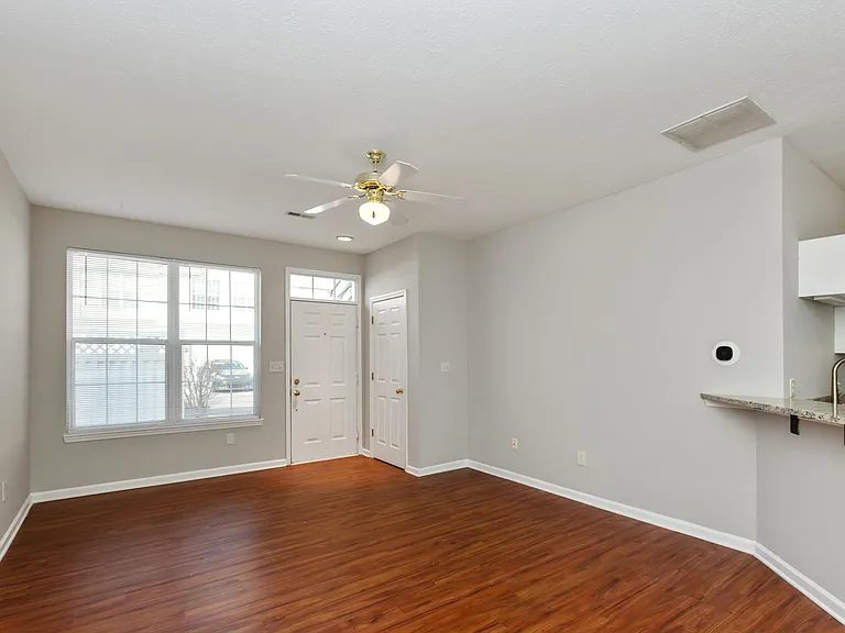 2218 Colfax Ln — Photo 4