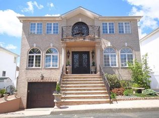 18 Petunia Ct, Staten Island, NY