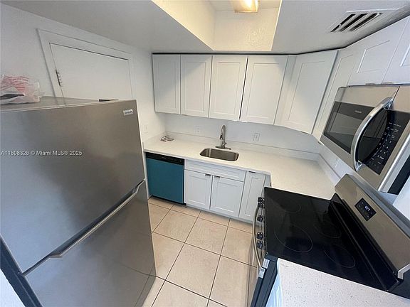 5th image of 13702 NE 6th Ave #208