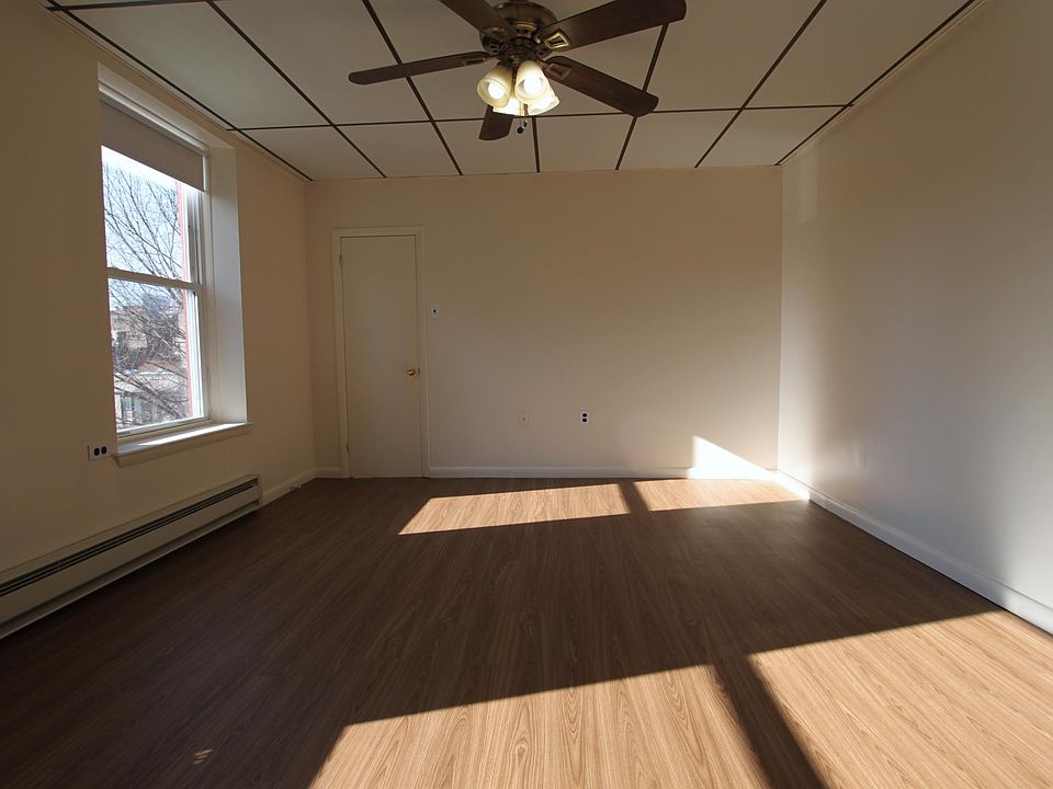 2nd image of 2041 Chestnut St #27