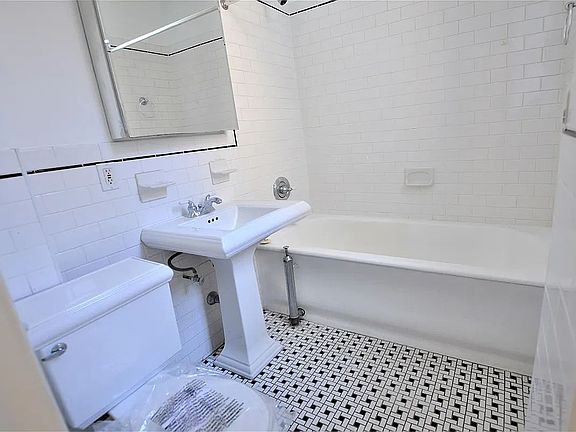 5th image of 305 W 45th St APT 5m