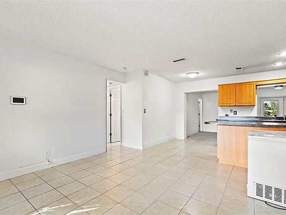 4th image of 9472 Park Lake Dr N