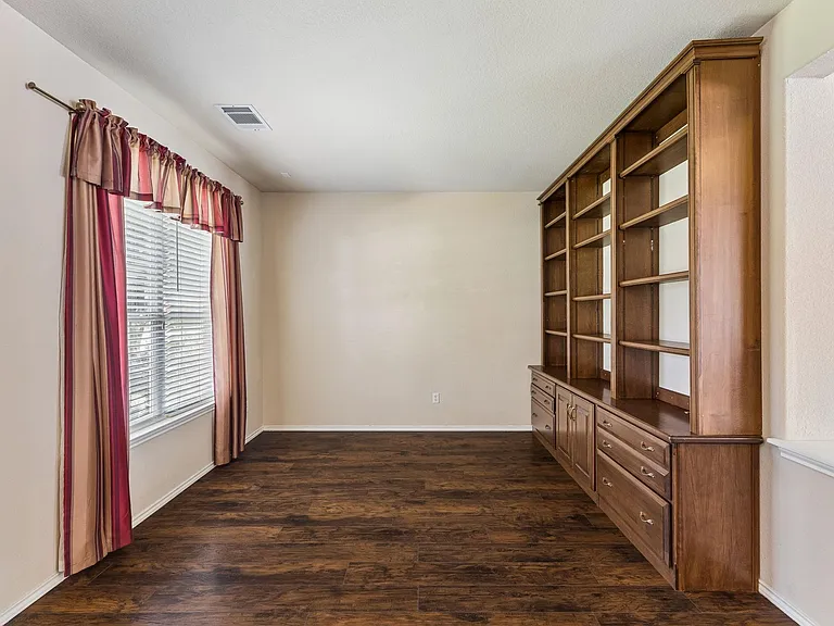 2404 Kristen Ln — Photo 5