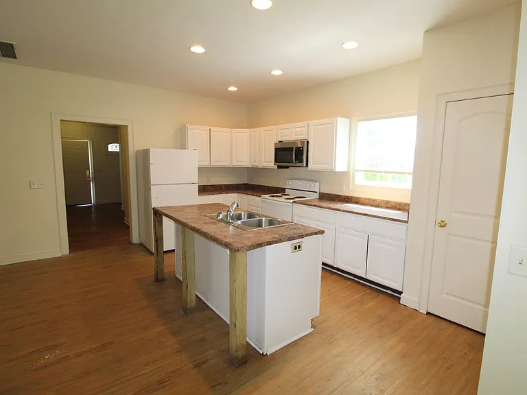 301 W Market St — Photo 16