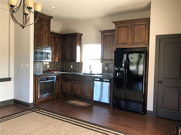 4th image of 151 Palisades Cir