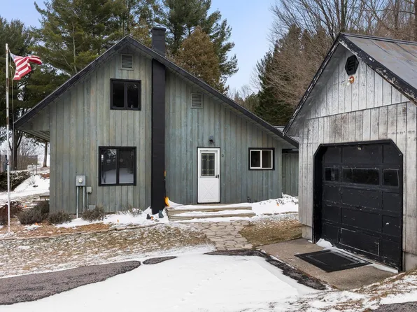 9269 S Kasson St, Cedar, MI 49621