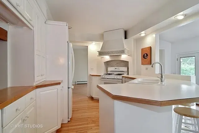 3N139 Cuyahoga Ter — Photo 2