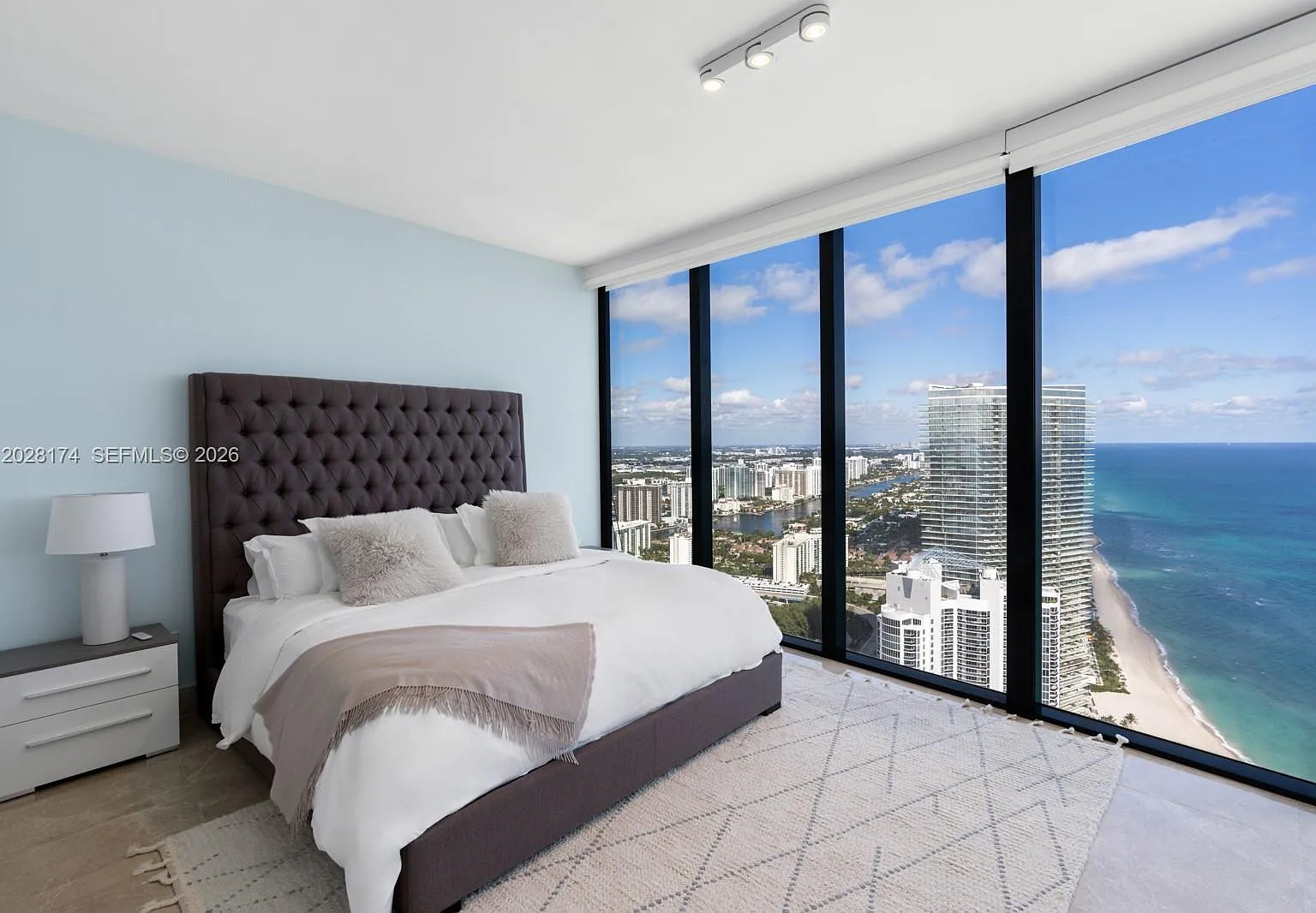 18555 Collins Avenue Cond — Photo 3