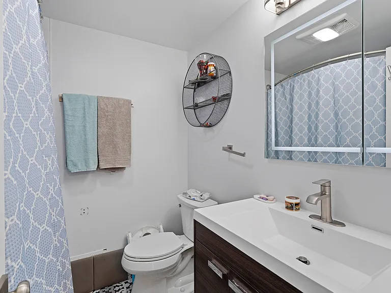 Full hall bathroom on bedroom level