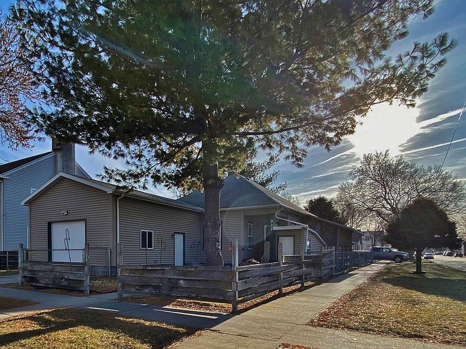 1st image of 921 W 5th St