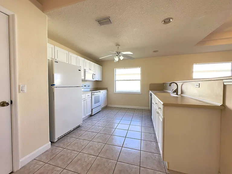 565 Limerick Dr — Photo 11
