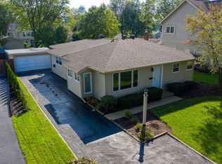 2300 Robin Ln, Rolling Meadows, IL 60008