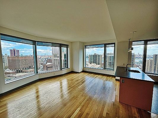 4th image of 8 Spruce St APT 19A