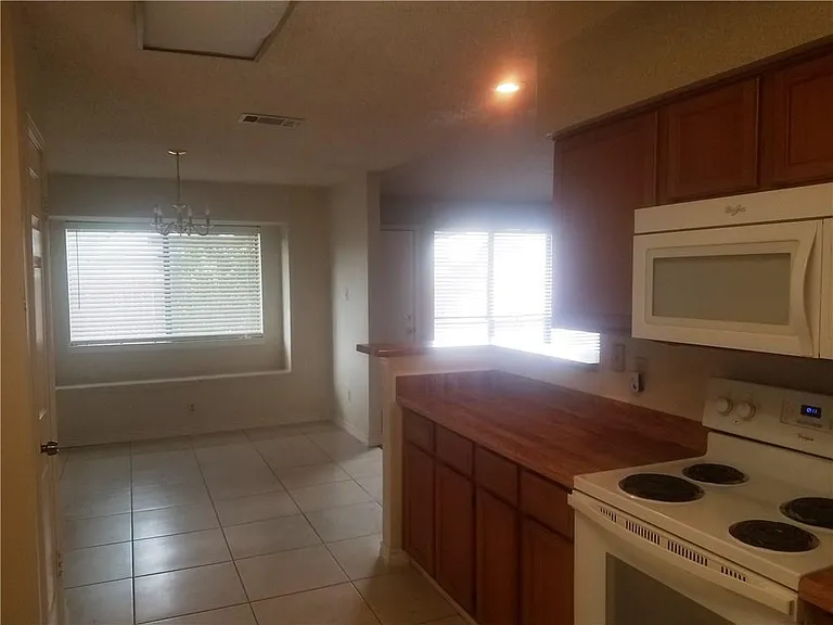 2425 Inverness Dr — Photo 7