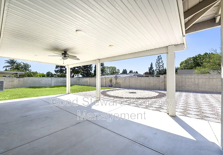 1219 N Van Buren St — Photo 34
